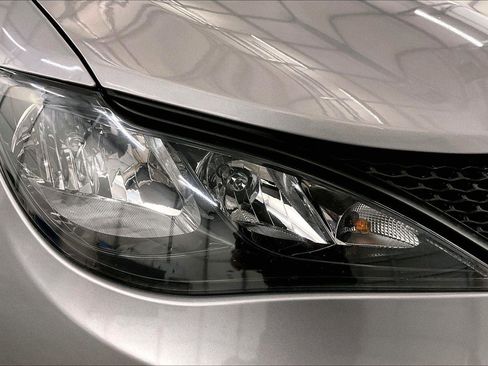 Used 2020 Chrysler Voyager L image 28