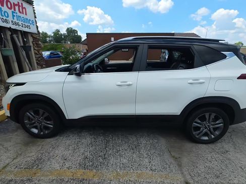Used 2021 Kia Seltos S AWD/4WD image 3