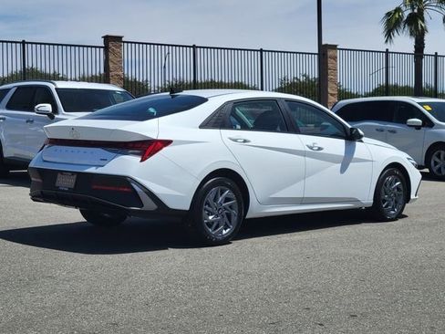 New 2026 Hyundai Elantra Hybrid FWD image 4
