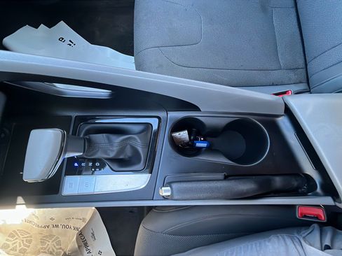 Used 2022 Hyundai Elantra SE w/ Preferred Accessory Package FWD image 24