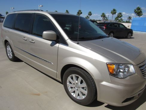 Used 2014 Chrysler Town & Country Touring image 2