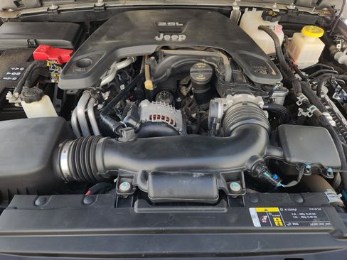 Used 2020 Jeep Gladiator Overland AWD/4WD image 34