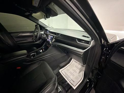 Used 2025 Jeep Grand Cherokee L Altitude AWD/4WD image 28