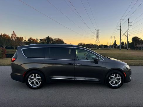 Used 2018 Chrysler Pacifica Touring-L Plus w/ Advanced Safetytec Group image 3