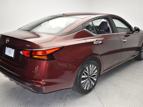 Used 2024 Nissan Altima 2.5 SV FWD image 5