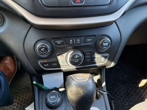 Used 2015 Jeep Cherokee Latitude w/ Comfort/Convenience Group image 14