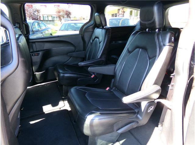 Used 2025 Chrysler Pacifica Select FWD image 4