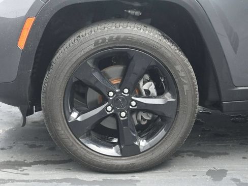 Used 2025 Jeep Grand Cherokee Altitude AWD/4WD image 29