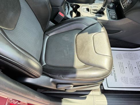 Used 2019 Jeep Cherokee Latitude Plus w/ Comfort/Convenience Group AWD/4WD image 46