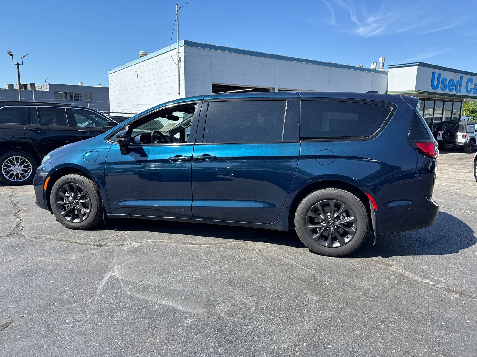 Used 2024 Chrysler Pacifica Limited FWD image 3