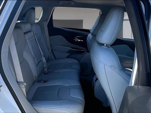Used 2019 Jeep Cherokee Limited w/ Technology Group FWD image 22