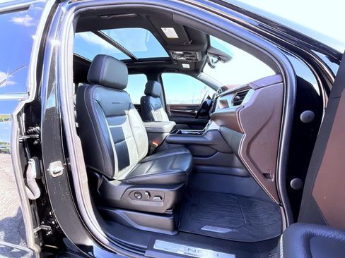 Certified 2022 GMC Yukon XL Denali w/ Denali Premium Package AWD/4WD image 15