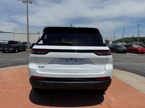 Used 2023 Jeep Grand Cherokee Altitude AWD/4WD image 5