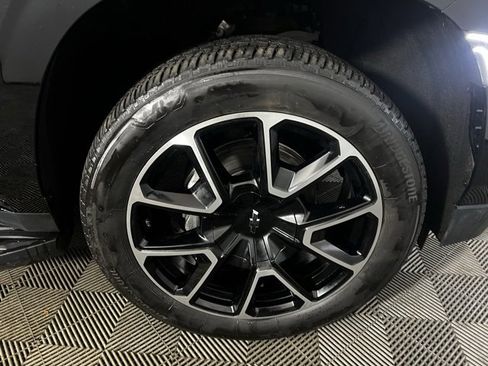 Used 2024 Chevrolet Suburban RST w/ Luxury Package image 33