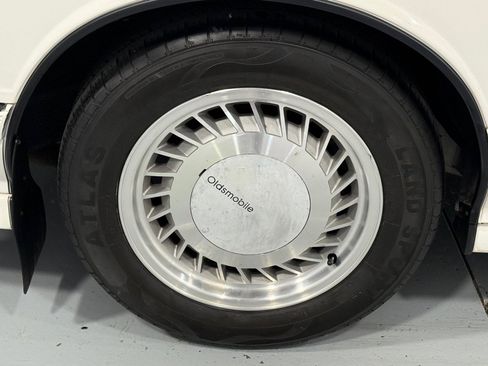 Used 1990 Oldsmobile Toronado Trofeo image 28