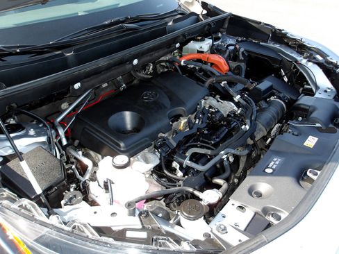 Used 2021 Toyota RAV4 XLE image 24