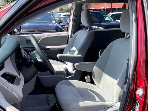 Used 2019 Toyota Sienna L w/ Carpet Mat Package FWD image 7