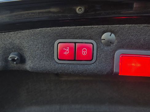 Used 2018 Mercedes-Benz C 300 4MATIC Sedan image 25