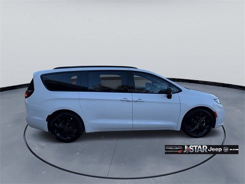 New 2026 Chrysler Pacifica Limited image 6