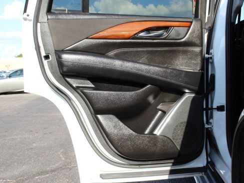 Used 2016 Cadillac Escalade Luxury AWD/4WD image 18