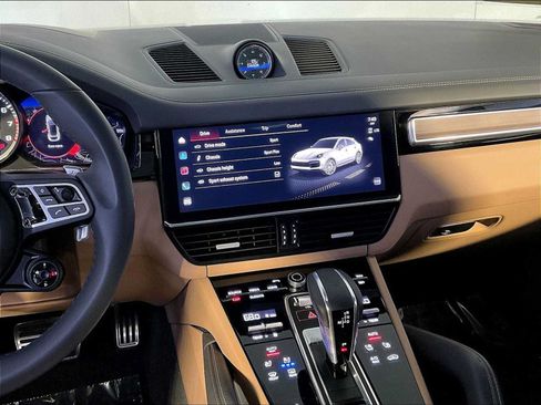 Certified 2022 Porsche Cayenne Turbo AWD/4WD image 16