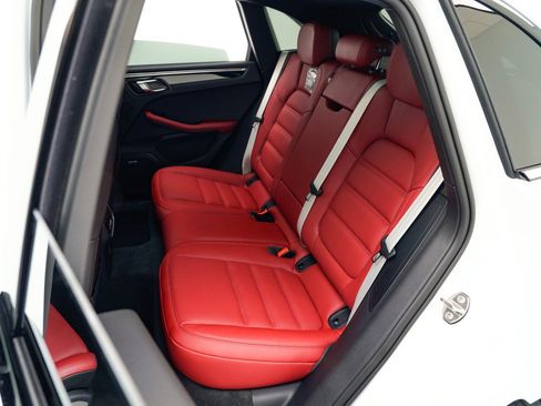 Certified 2026 Porsche Macan AWD/4WD image 29
