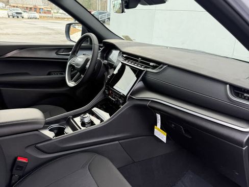 New 2025 Jeep Grand Cherokee L Laredo image 22