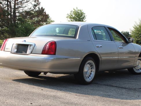 Used 2002 Lincoln Town Car Executive RWD image 29