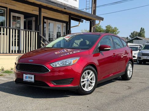 Used 2017 Ford Focus SE w/ Cold Weather Package FWD image 1