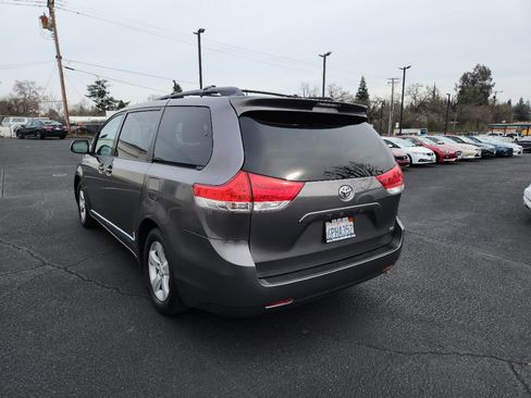 Used 2011 Toyota Sienna LE image 3