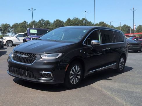 Used 2023 Chrysler Pacifica Limited FWD image 6