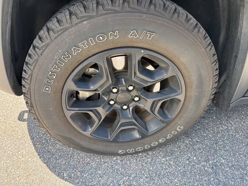 Used 2022 Jeep Cherokee Trailhawk w/ Premium Leather Package AWD/4WD image 17