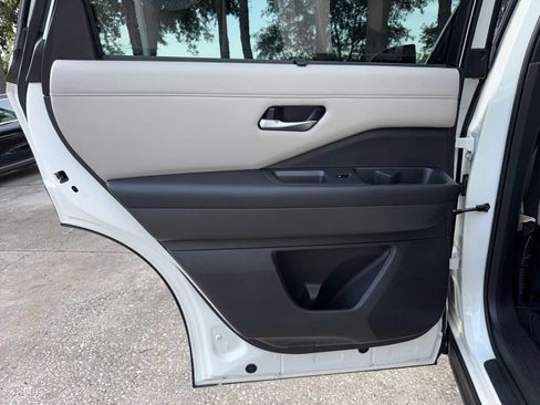 Used 2023 Nissan Pathfinder SL w/ SL Premium Package FWD image 29