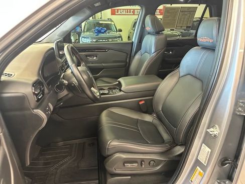 Used 2025 Honda Pilot TrailSport image 5
