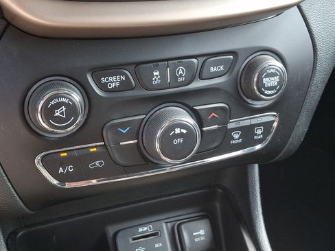 Used 2015 Jeep Cherokee Latitude AWD/4WD image 16