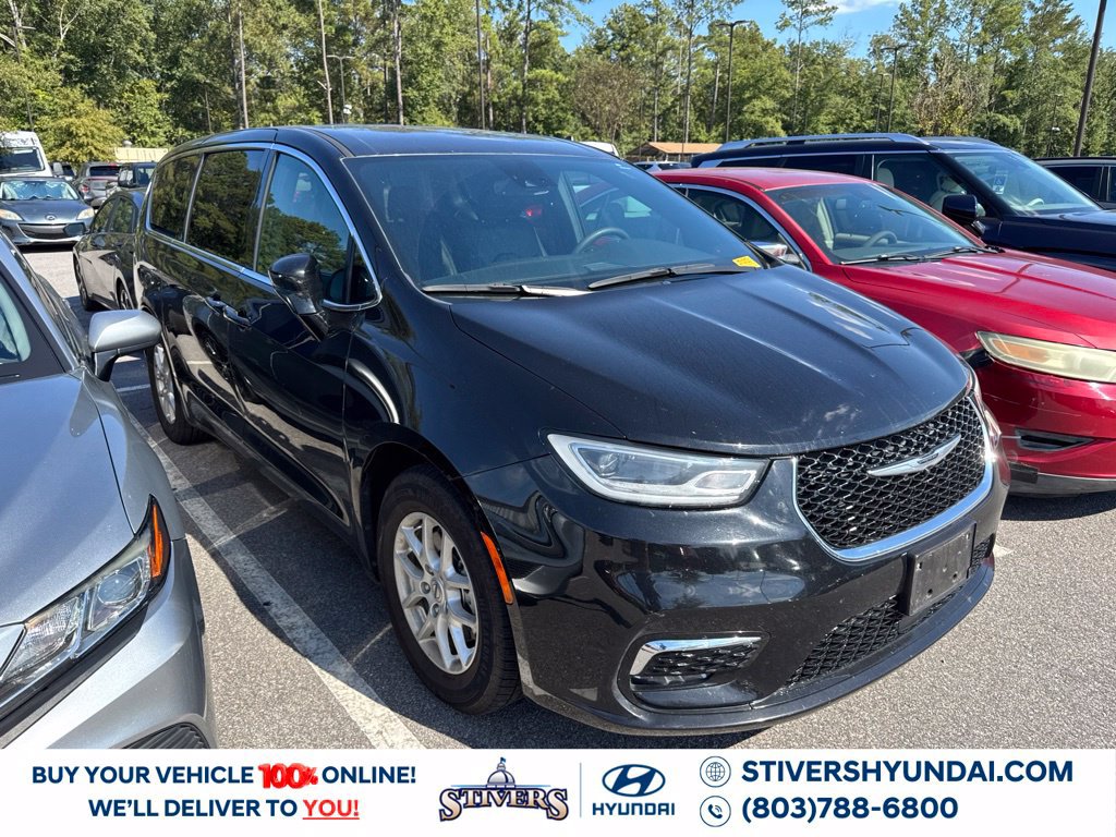 Used 2025 Chrysler Pacifica Select FWD image 2