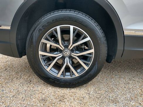 Used 2020 Volkswagen Tiguan SE image 19