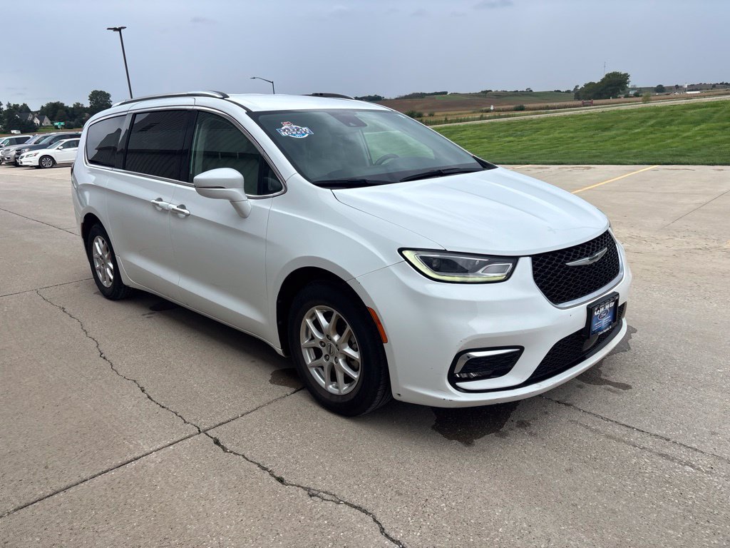 Used 2021 Chrysler Pacifica Touring-L FWD image 3