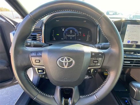 Used 2025 Toyota Camry SE image 19