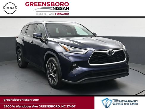 Used 2021 Toyota Highlander XLE FWD image 1