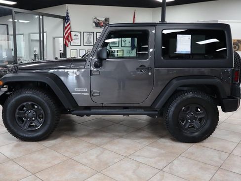 Used 2018 Jeep Wrangler Sport w/ Connectivity Group AWD/4WD image 3