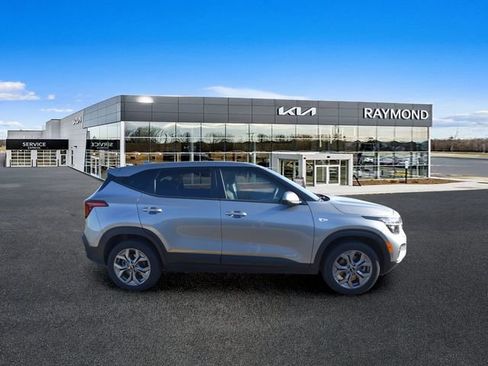 Used 2024 Kia Seltos LX AWD/4WD image 2