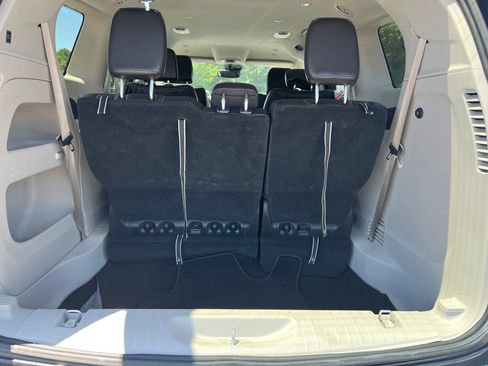 Used 2023 Chrysler Pacifica Touring-L FWD image 21