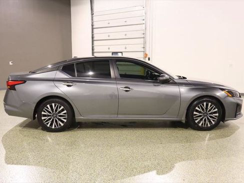 Used 2023 Nissan Altima 2.5 SV w/ SV Premium Package FWD image 11
