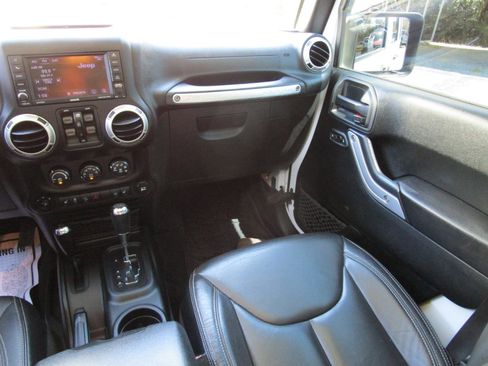 Used 2018 Jeep Wrangler Unlimited Sahara w/ Connectivity Group image 9