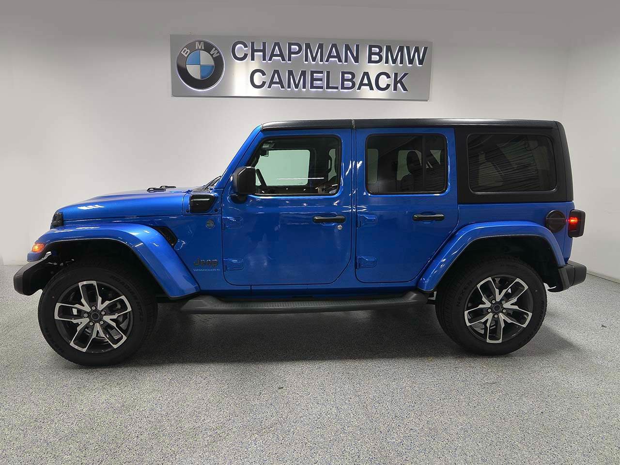 Used 2024 Jeep Wrangler Unlimited AWD/4WD image 3