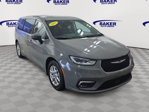 Used 2023 Chrysler Pacifica Touring-L FWD image 3