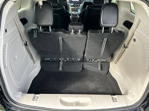 Used 2024 Chrysler Pacifica Limited FWD image 45