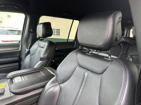 Used 2024 Jeep Wagoneer L Series II w/ Flexible Seating Group AWD/4WD image 2