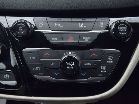 Used 2024 Chrysler Pacifica Touring-L image 31